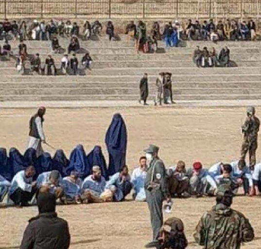 دادگاه عالی طالبان ۲۱ نفر را در کابل و لغمان به جرم شلاق زد و زندانی کرد 70 shalaq