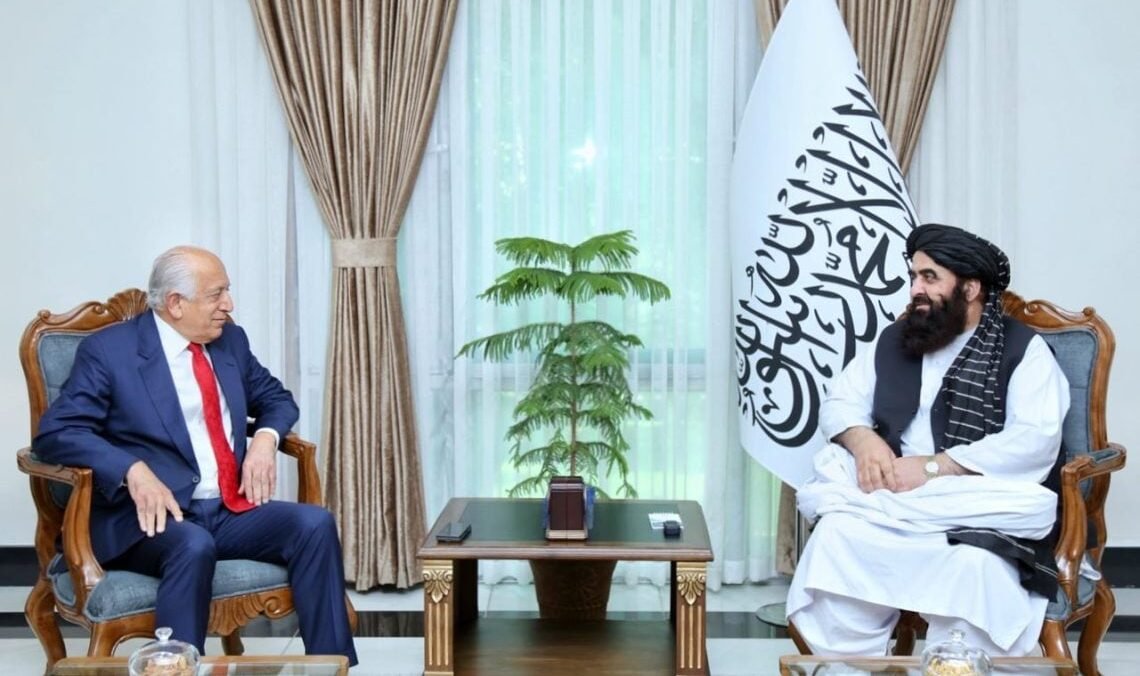 دیدار غیررسمی امیرخان متقی با زلمی خلیلزاد؛ نشانهای از تلاش برای بازگشایی کانالهای دیپلماسی افغانستان و امریکا 1 photo Khalilzad and Mottaqi 1140x764 1 e1761248898207