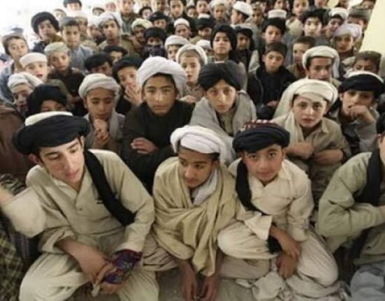 ۷۰ میلیارد افغانی برای مدارس مذهبی؛ وقتی طالبان اقتصاد و آینده ملت را گروگان ایدئولوژی میکنند 4 وزارت معارف طالبان۲۱ هزار مدرسه مذهبی در افغانستان؛ بودجه سالانه حدود ۷۰ میلیارد افغانی