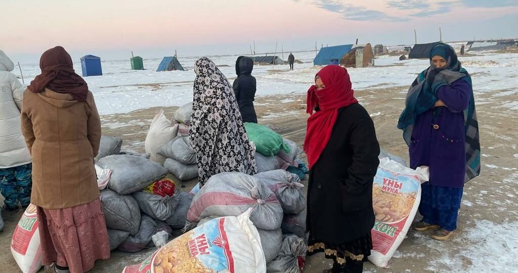 فرمانهای طالبان جایگزین بمباران؛ افغانستان گرفتار بدترین بحران انسانی جهان 1 توزیه کمکهای زمستانی برای نیازمندان مزار شریف علی اباد 4 1024x540 1