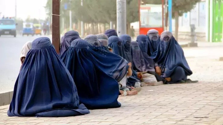 صف نان و کرامت؛ تصویر تلخ رمضان از زنانی که کار ندارند اما گدایی «مجاز» است 10 WhatsApp Image 2025 10 06 at 00.39.34 1b72d788