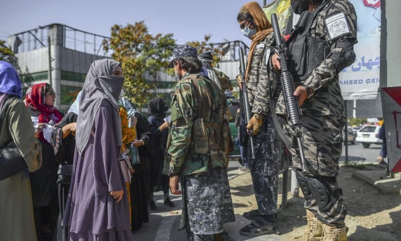 رواداری: بیش از دو هزار نفر در سال ۲۰۲۵ در افغانستان بهطور خودسرانه توسط طالبان بازداشت شدند 1 Taliban and Women AFP2 scaled 1